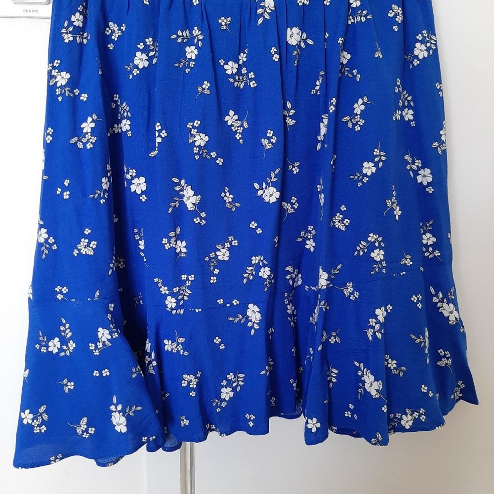 Forever New Size 14 bright blue floral flippy skirt - Picture 2 of 3